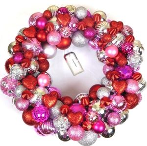 Valentine's Kiss on the Chic Ornament Wreath